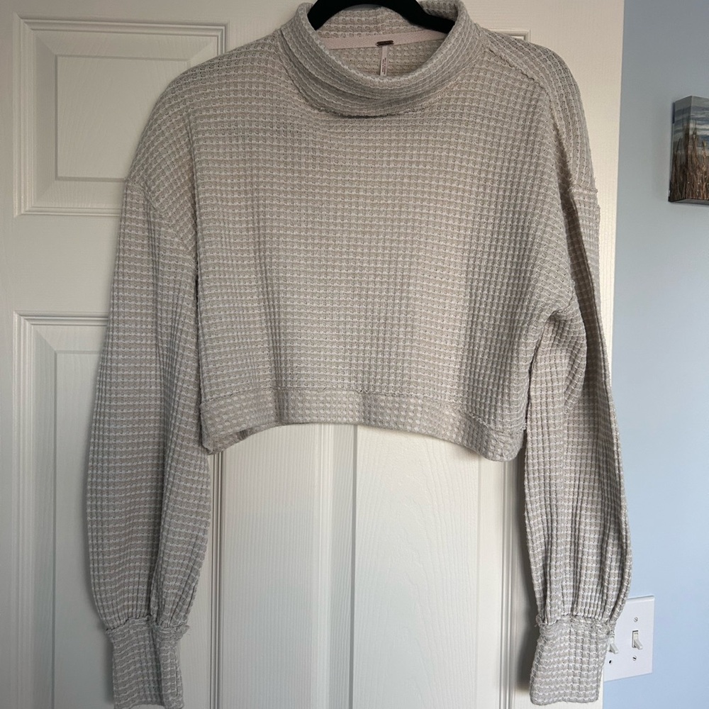 Free People Cropped Waffle Turtleneck Sweater in Light Gray/tan